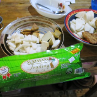 Beilagen der malayischen Küche: Lontong (gepresster Reis), gebratener Tofu, und Penpei (Sojabohnen)